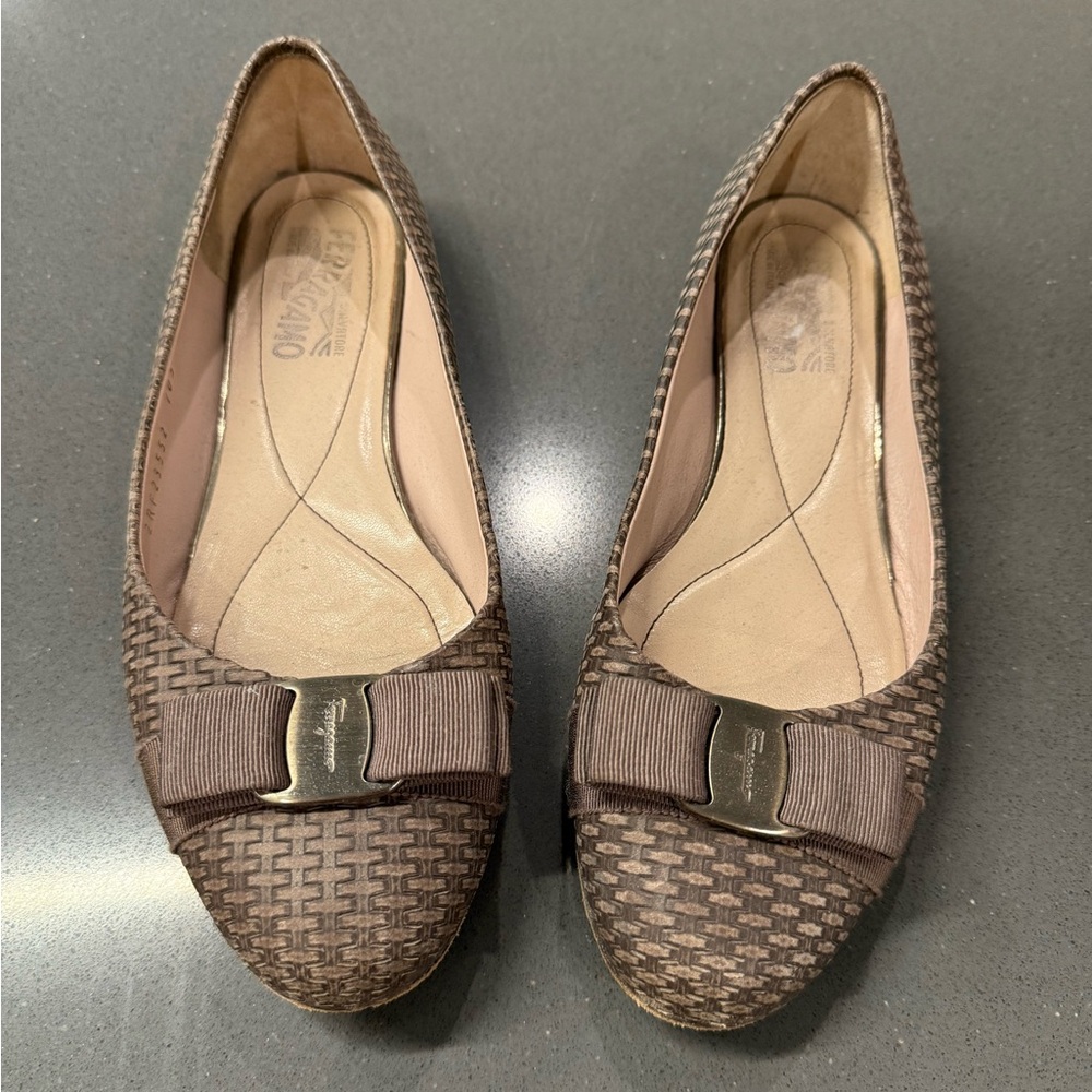 SALVATORE FERRAGAMO Vara Ballet Flats in Brown Size 8